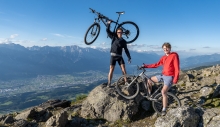 Mountainbiker am Gipfel, Patscherkofel, Tirol, Austria