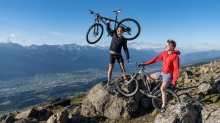 Mountainbiker am Gipfel, Patscherkofel, Tirol, Austria