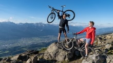 Mountainbiker am Gipfel, Patscherkofel, Tirol, Austria