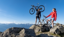 Mountainbiker am Gipfel, Patscherkofel, Tirol, Austria