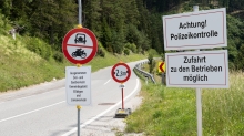 Verkehrssperre / Römerstraße bei Patsch, Ellbögen, Tirol, Austria