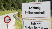 Hinweisschild: Achtung! Polizeikontrolle / Patsch, Ellbögen, Tirol, Austria