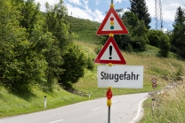 Hinweisschild: Staugefahr / Ellbögen, Tirol, Austria