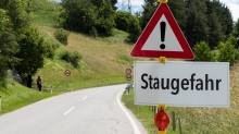 Hinweisschild: Staugefahr / Ellbögen, Tirol, Austria