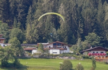 Paragleiter, Gleitschirm / Fulpmes, Stubaital, Tirol, Austria