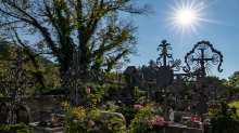 Friedhof der Pfarrkirche Johannes der Täufer in Ampass, Tirol, Austria