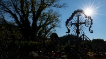 Friedhof der Pfarrkirche Johannes der Täufer in Ampass, Tirol, Austria