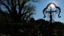 Friedhof der Pfarrkirche Johannes der Täufer in Ampass, Tirol, Austria