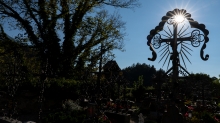 Friedhof der Pfarrkirche Johannes der Täufer in Ampass, Tirol, Austria