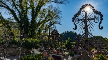 Friedhof der Pfarrkirche Johannes der Täufer in Ampass, Tirol, Austria