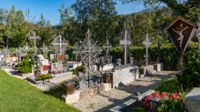 Friedhof der Pfarrkirche Johannes der Täufer in Ampass, Tirol, Austria