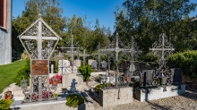 Friedhof der Pfarrkirche Johannes der Täufer in Ampass, Tirol, Austria