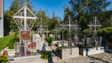 Friedhof der Pfarrkirche Johannes der Täufer in Ampass, Tirol, Austria