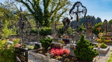 Friedhof der Pfarrkirche Johannes der Täufer in Ampass, Tirol, Austria
