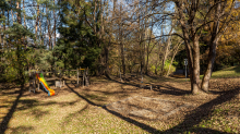 Spielplatz im Herbst in Igls, Gsetzbichl, Innsbruck, Tirol, Austria