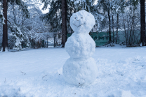 Schneemann im Kurpark Igls, Innsbruck, Tirol, Austria