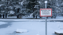 zugefrorener Teich im Kurpark Igls, Innsbruck, Tirol, Austria 