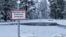 zugefrorener Teich im Kurpark Igls, Innsbruck, Tirol, Austria 