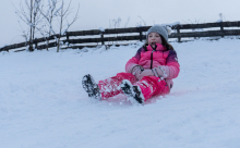 Kinder rodeln mit ihren Schneerutschern