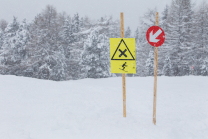 Warnschild: Skifahrer kreuzen Skipiste / rote Skiabfahr