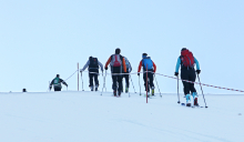 Skitourengeher auf Skipiste