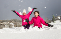 Kinder freuen sich über den Neuschnee