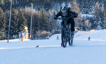 Mountainbiker auf Skipiste / Patscherkofel, Innsbruck, Tirol, Austria