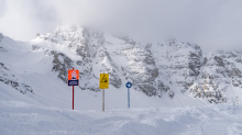 Warntafel: Stop Lawinengefahr / Skizentrum Schlick 2000, Stubaital, Tirol, Austria