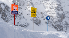 Warntafel: Stop Lawinengefahr / Skizentrum Schlick 2000, Stubaital, Tirol, Austria