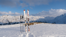 Ski und Skistöcke stecken im Schnee 