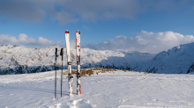 Ski und Skistöcke stecken im Schnee 