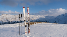 Ski und Skistöcke stecken im Schnee 