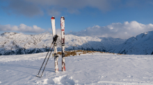 Ski und Skistöcke stecken im Schnee 