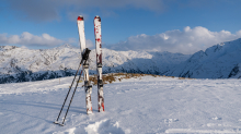 Ski und Skistöcke stecken im Schnee 