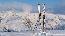 Ski und Skistöcke stecken im Schnee 