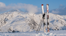 Ski und Skistöcke stecken im Schnee 