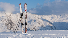 Ski und Skistöcke stecken im Schnee 