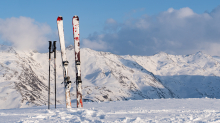 Ski und Skistöcke stecken im Schnee 