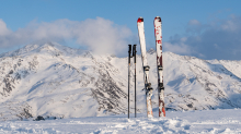 Ski und Skistöcke stecken im Schnee 