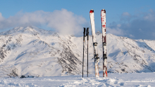 Ski und Skistöcke stecken im Schnee 