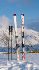 Ski und Skistöcke stecken im Schnee 