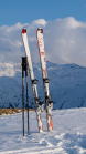 Ski und Skistöcke stecken im Schnee 