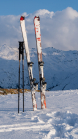 Ski und Skistöcke stecken im Schnee 