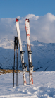 Ski und Skistöcke stecken im Schnee 