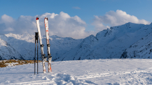 Ski und Skistöcke stecken im Schnee 