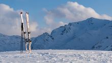 Ski und Skistöcke stecken im Schnee 