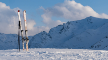 Ski und Skistöcke stecken im Schnee 