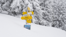 zugeschneites Wanderwegschild am Berg / Patscherkofel, Tirol, Austria