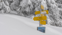 zugeschneites Wanderwegschild am Berg / Patscherkofel, Tirol, Austria