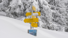 zugeschneites Wanderwegschild am Berg / Patscherkofel, Tirol, Austria
